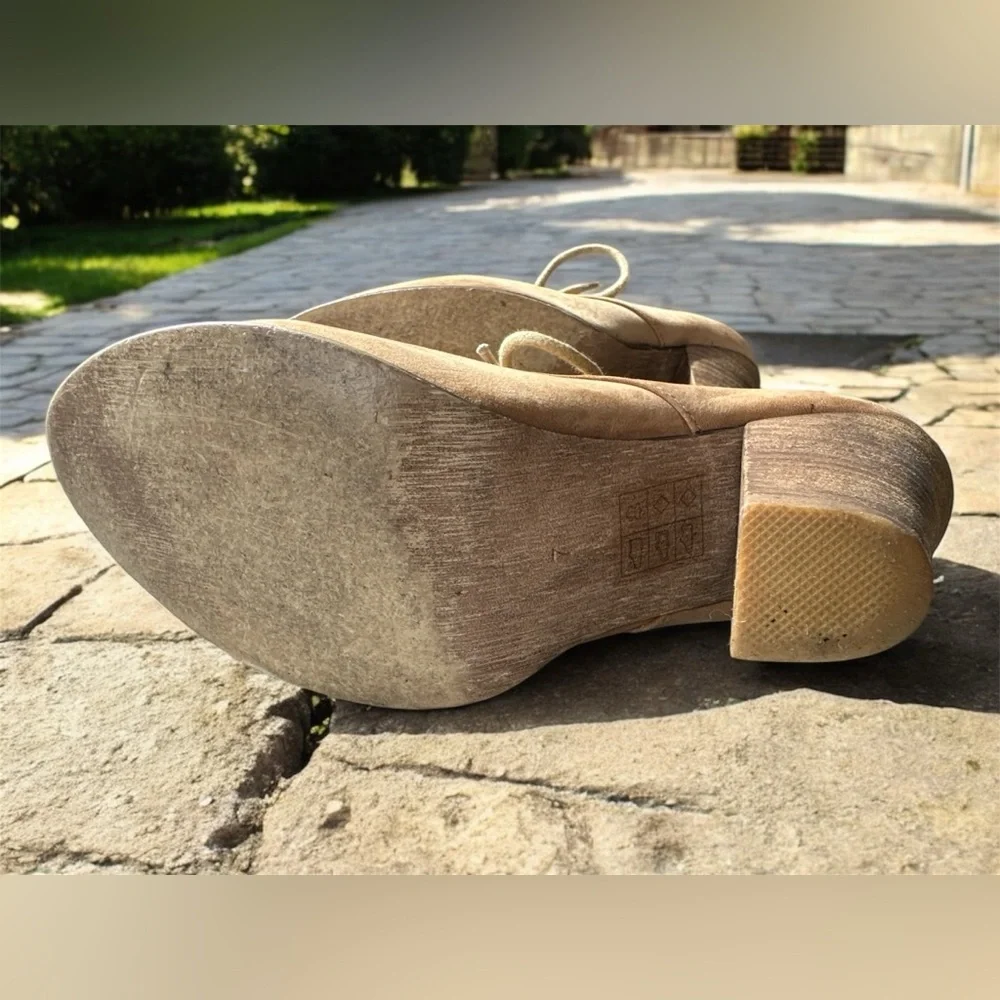 VTG Ecote Lace Up Oxford Heels Tan Women's Size 7 - 3.5” heel - Picture 4 of 4